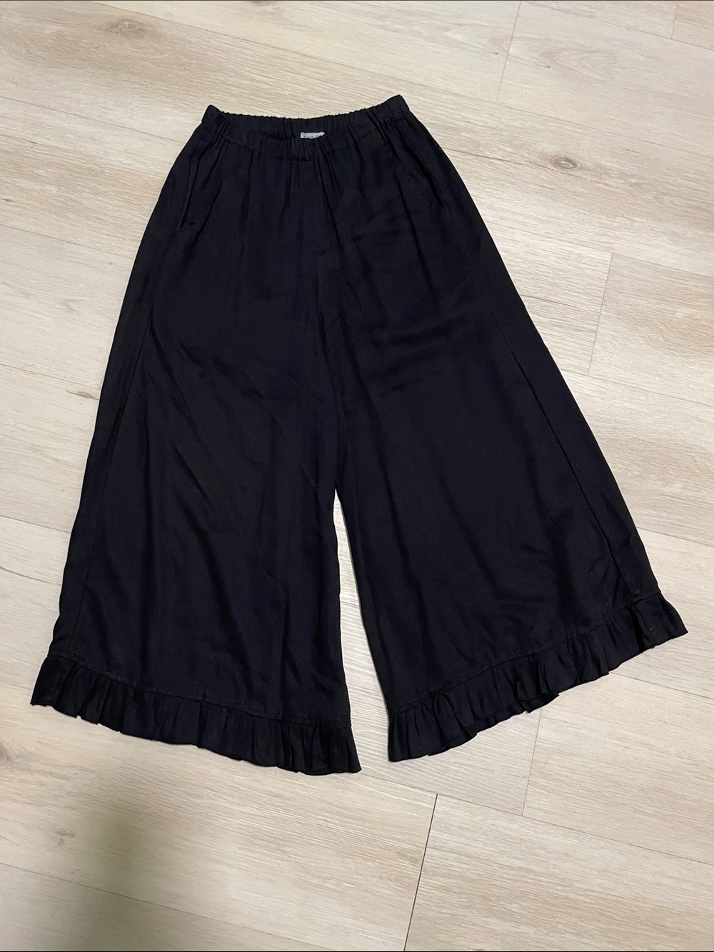 Ruffle-Hem Wide-Leg Capris - Black